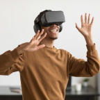 homem utilizando o vr alegremente